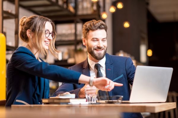 hombre y mujer en frente de un PC