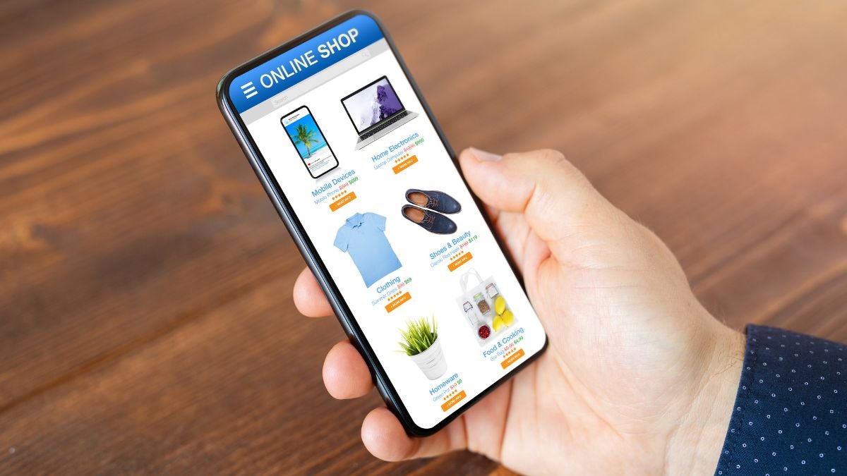 Celular con productos de un e-commerce